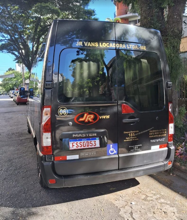 Vista traseira da van JR Vans